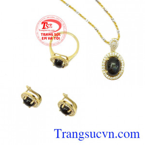 Sản phẩm không chỉ là những món đồ trang sức mà còn có tác dụng trong phong thủy. Bộ trang sức saphir sao quý phái