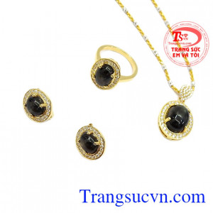 Người dùng đá saphir thiên nhiên sẽ nhận được sự may mắn, thành công cũng như luôn đưa ra quyết định sáng suốt. Bộ trang sức saphir sao quý phái