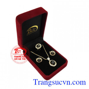 Sản phẩm được bảo hành uy tín, giao hàng toàn quốc. Bộ trang sức saphir sao quý phái