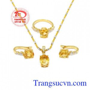 Bộ trang sức vàng nữ Citrine mang lại may mắn cho người đeo.