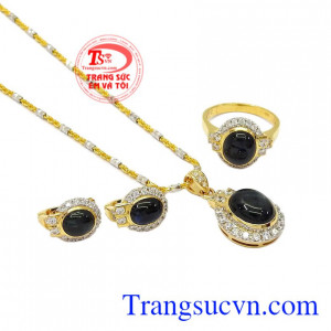 Bộ trang sức vàng Sapphire là bộ trang sức sang trọng, quý phái.