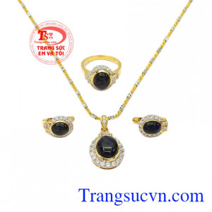 Bộ trang sức vàng Sapphire là bộ sản phẩm kết hợp giữa mặt dây, nhẫn, hoa tai sapphire thiên nhiên.