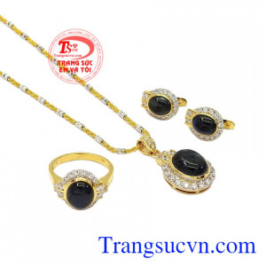 Bộ trang sức vàng Sapphire là món quà ý nghĩa dành tặng cho mẹ, vợ.
