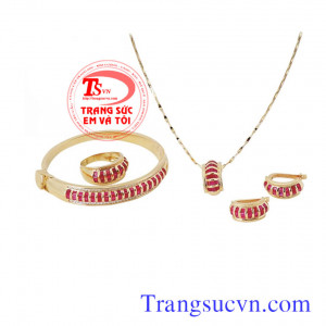 Bộ trang sức vàng tây đính đá ruby sẽ khiến nhiều quý cô mê mệt, và yêu thích.