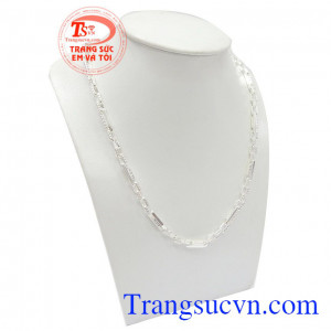 Dây chuyền bạc lịch lãm là món quà ý nghĩa dành tặng bạn nam, dễ dàng kết hợp với các trang phục