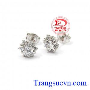 Hoa tai bông hoa vàng trắng tôn lên vẻ đẹp sang trọng, quý phái