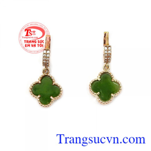 Hoa tai nữ vàng ngọc Nephrite là sản phẩm từ ngọc Nephrite thiên nhiên chế tác hình cỏ 4 lá với ý nghĩa mang lại may mắn,Hoa tai nữ vàng ngọc Nephrite