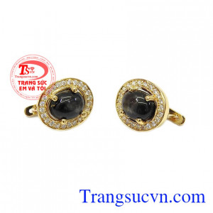 Đá saphir sao thiên nhiên mang đến sự may mắn, bình an và thịnh vượng. Hoa tai saphir sao quý phái