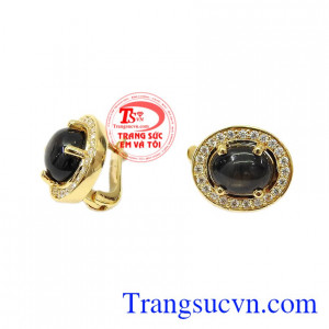 Hoa tai saphir sao quý phái được thiết kế mang phong cách cổ điển quyến rũ. 