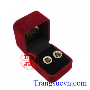 Ngoài ra, sản phẩm còn đặc biệt phù hợp với người tuổi dần, giúp họ đưa ra quyết định sáng suốt. Hoa tai saphir sao quý phái