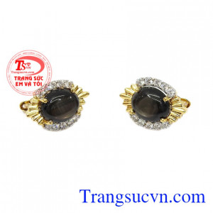 Sản phẩm kết hợp đá saphir cùng vàng tây 14k và đá cz tạo điểm nhấn cho đôi hoa tai càng ấn tượng hơn. Hoa tai saphir sao quý tộc
