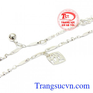 Từng chi tiết kết hợp hài hòa càng giúp cho sản phẩm hoàn hảo hơn. Lắc chân bạc ấn tượng