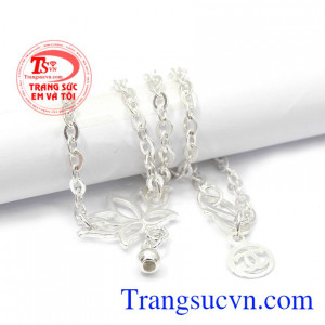 Hãy dành tặng cho người thân và bạn bè của bạn bằng món quà ý nghĩa này. Lắc chân bạc hoa sen.