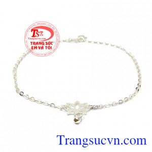 Lắc chân bạc hoa sen được thiết kế cách tinh tế, thanh lịch.