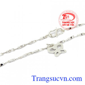 Sản phẩm không chỉ làm đẹp mà còn bảo vệ sức khỏe các chị em. Lắc chân bạc xinh đẹp