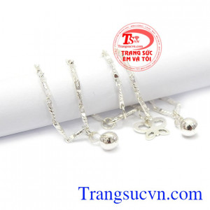 Lắc chân nhỏ thích hợp với nhiều độ tuổi. Lắc chân bạc xinh đẹp