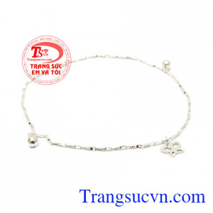 Lắc chân bạc xinh đẹp được thiết kế vô cùng tinh tế, đáng yêu. 