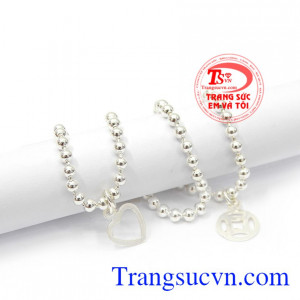 Sản phẩm phù hợp với nhiều độ tuổi. Lắc chân bi đáng yêu.