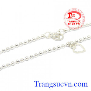 Lắc bạc ngoài tác dụng làm đẹp còn giúp bảo vệ sức khỏe cho người dùng. Lắc chân bi đáng yêu