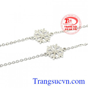 Lắc chân bông tuyết trắng được chế tác từ vàng trắng 10k bền đẹp. 