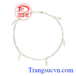 Lắc chân nữ lấp lánh vô cùng đáng yêu thích hợp với nhiều trang phục khác nhau. 