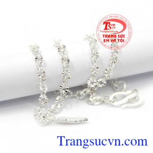 Lắc chân chính là món quà đặc biệt để dành tặng cho người thân và bạn bè của bạn. Lắc chân nữ lấp lánh.