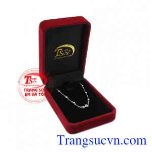 Thiết kế tinh tế, dịu dàng sẽ làm cho từng bước đi của người phụ nữ càng thêm kiều diễm. Lắc chân vàng nhỏ xinh