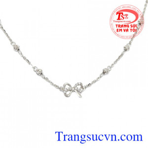 Lắc chân vàng nhỏ xinh với điểm nhấn là những hạt bi nhỏ và chiếc nơ xinh.