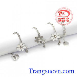 Thiết kế trẻ trung với các bông hoa nhí làm điểm nhấn tạo nên một sản phẩm cuốn hút. Lắc chân vàng rực rỡ