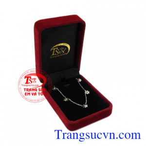 Lắc chân vàng giúp tôn lên vẻ đẹp của người dùng. Lắc chân vàng rực rỡ