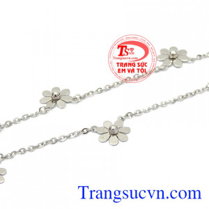 Lắc chân vàng rực rỡ được nhập khẩu từ Hàn Quốc với kiểu dáng tinh tế, hợp thời trang.