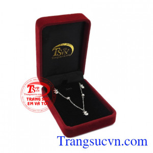 Lắc chân đáng yêu càng tạo thêm điểm nhấn cho người dùng. Lắc chân vàng trắng đáng yêu