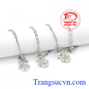 Sản phẩm chế tác từ vàng tây 10k, sáng bóng và bền đẹp. Lắc chân vàng trắng đáng yêu