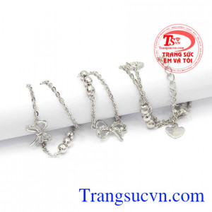 Thiết kế trẻ trung, xinh xắn phù hợp với nhiều độ tuổi. Lắc chân vàng trắng dễ thương