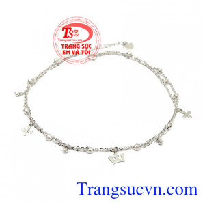 Lắc chân vàng trắng duyên dáng thích hợp với nhiều kiểu trang phục. 