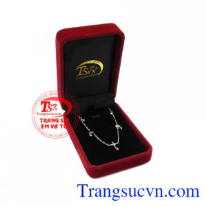 Lắc chân chế tác từ vàng tây 10k sáng bóng giúp tôn lên vẻ đẹp của người dùng. Lắc chân vàng trắng hy vọng