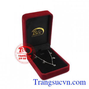 Lắc chân thích hợp với nhiều kiểu trang phục. Lắc chân vàng trắng phong cách