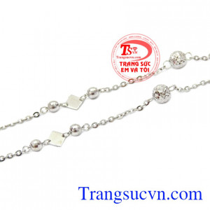 Lắc chân vàng trắng sang trọng giúp tôn vinh vẻ đẹp của phái nữ. 