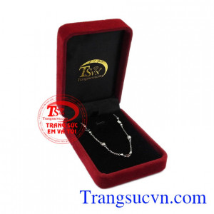 Lắc chân thích hợp với nhiều kiểu trang phục. Lắc chân vàng trắng sang trọng