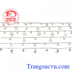 Thiết kế trẻ trung, phong cách thích hợp với nhiều kiểu trang phục. Lắc chân vàng trắng thời trang