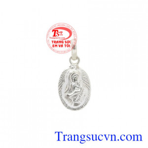 Mặt dây bạc đức mẹ được chế tác nhỏ xinh, đường nét tinh xảo.