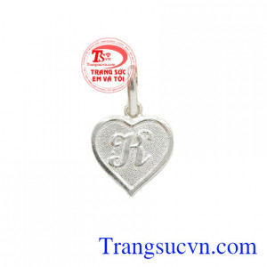 Mặt dây chữ bạc được chế tác sáng bóng, bền đẹp, cá tính.