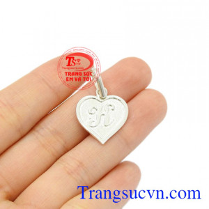 Mặt dây chữ bạc là món quà dễ thương dành cho người thân và bạn bè.