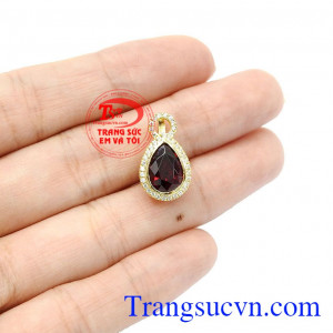 Sản phẩm còn là biểu tượng của tình yêu, giúp cho hôn nhân được bền chặt,Mặt dây granat quý phái