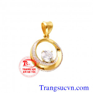 Mặt dây kim cương tự nhiên có thể kết hợp với nhiều kiểu quần áo. Mặt dây kim cương tự nhiên tinh tế, chất lượng.