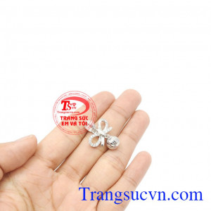 Mặt dây chuyền nữ vàng dễ kết hợp cùng nhiều kiểu dây chuyền vàng