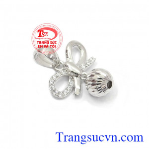 Mặt dây nơ vàng trắng được nhập khẩu từ Hàn Quốc tôn lên vẻ đẹp bạn nữ