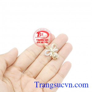 Mặt dây chuyền nữ vàng dễ kết hợp cùng nhiều kiểu dây chuyền vàng