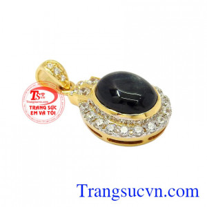 Mặt dây nữ vàng Sapphire phù hợp với những người mang mệnh Thủy và mệnh Mộc.