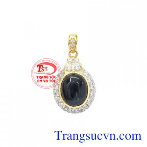 Mặt dây nữ vàng Sapphire là món trang sức được chế tác từ vàng 14k và đá sapphire thiên nhiên chất lượng.